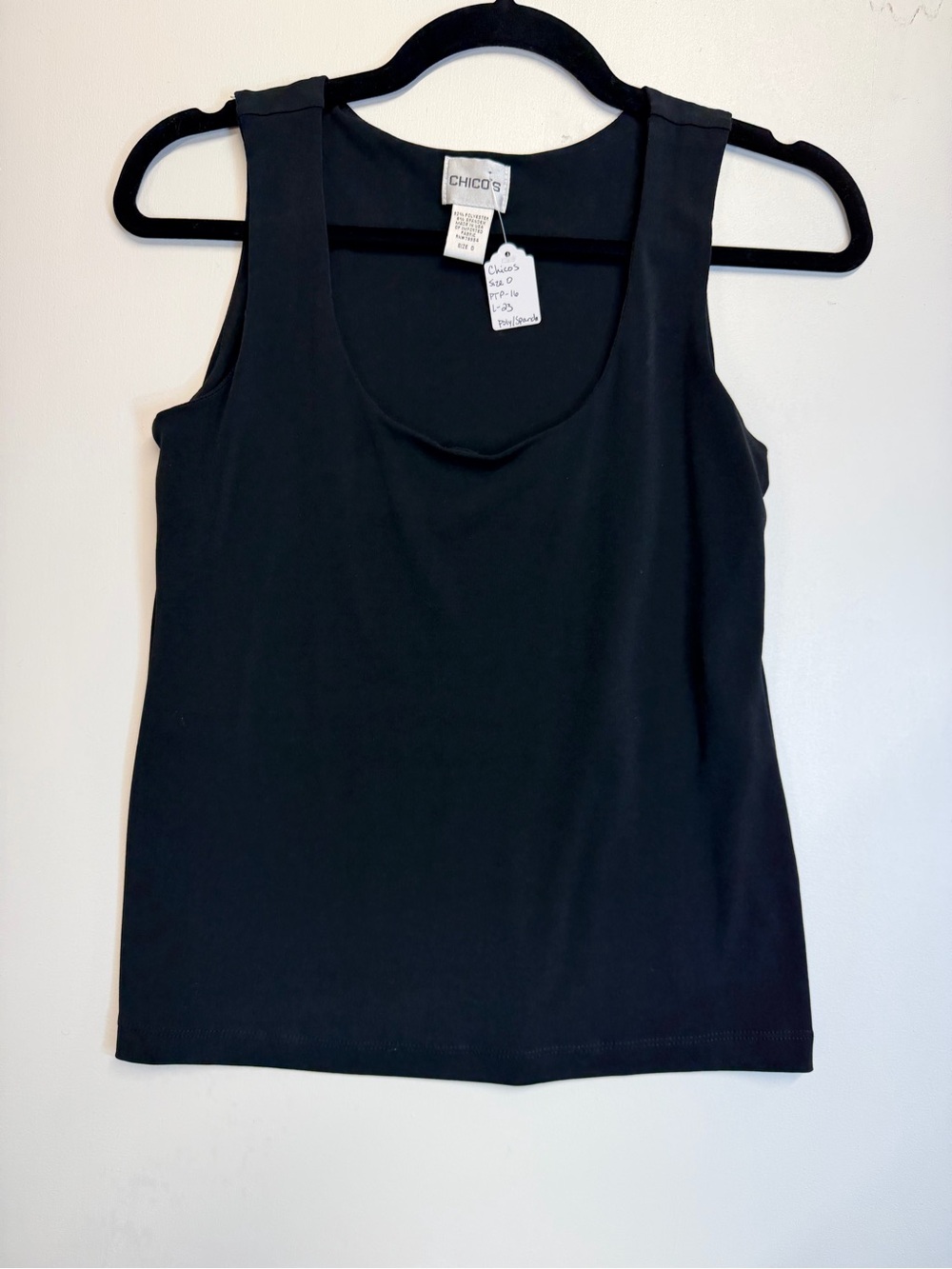 W163 Chico's Black Scoop Neck Sleeveless Tank